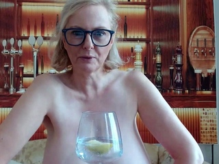 Big boob brunette masturbates on webcam